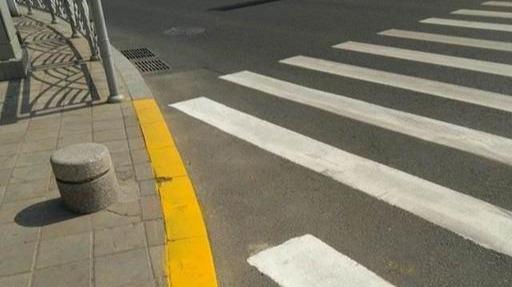 Araba lastikleri, zaman içinde bordürlerden, rögar kapaklarından, büyük çukurlardan ve köpek idrarından kaçınmalıdır.