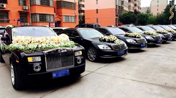 How much does the whole Rolls-Royce wedding team cost? Wuling Hongguang is not expensive! How much does the whole Rolls-Royce wedding team cost? Wuling Hongguang is not expensive!