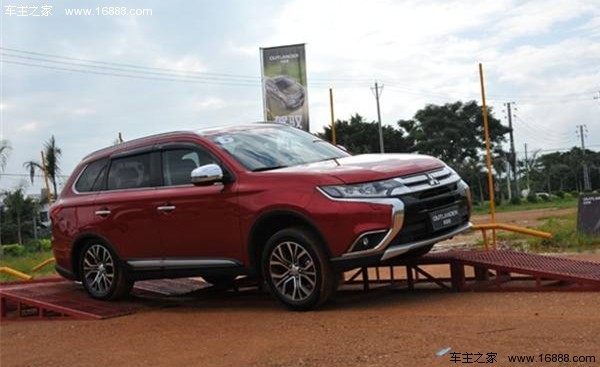 Can the four-wheel drive be able to go up and down the water and climb the stairs? The city SUV will be scrapped in minutes! Can the four-wheel drive be able to go up and down the water and climb the stairs? The city SUV will be scrapped in minutes!
