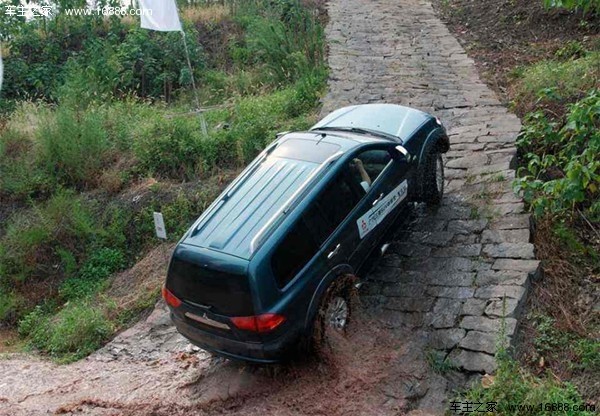 Can the four-wheel drive be able to go up and down the water and climb the stairs? The city SUV will be scrapped in minutes! Can the four-wheel drive be able to go up and down the water and climb the stairs? The city SUV will be scrapped in minutes!